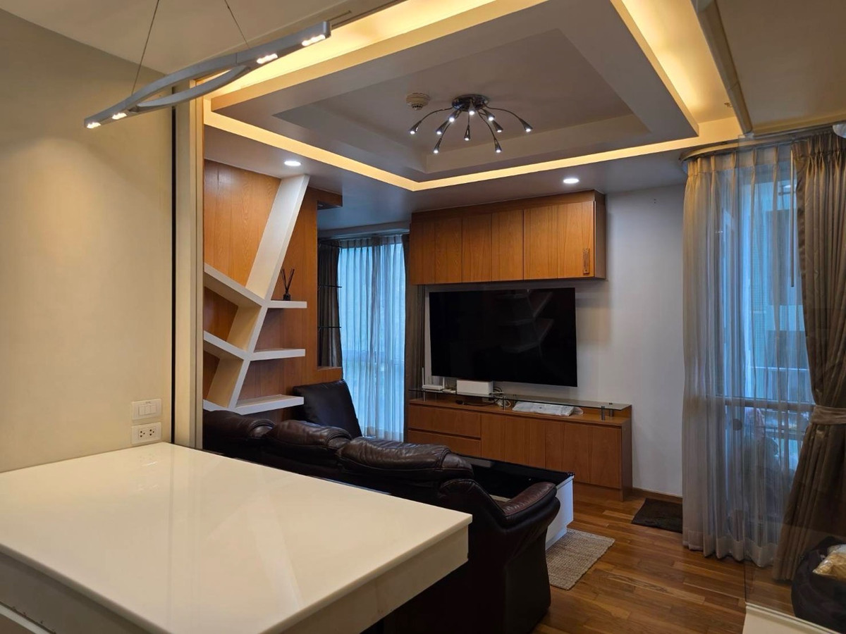 For RentCondoLadprao, Central Ladprao : The owner of the room rents it out himself. Ready to move in/free maid cleaning