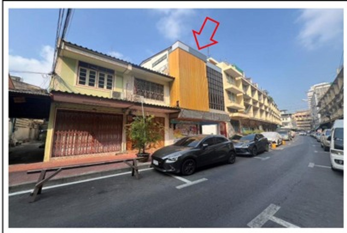 For SaleShop HouseYaowarat, Banglamphu : Selling at the best price, 3-story commercial building, 2 units, near Yaowarat, Khlong Thom, Phlapphla Chai Intersection. Suitable for a home office. A warm, classic authentic teak wood building. Quick reply 0649742441