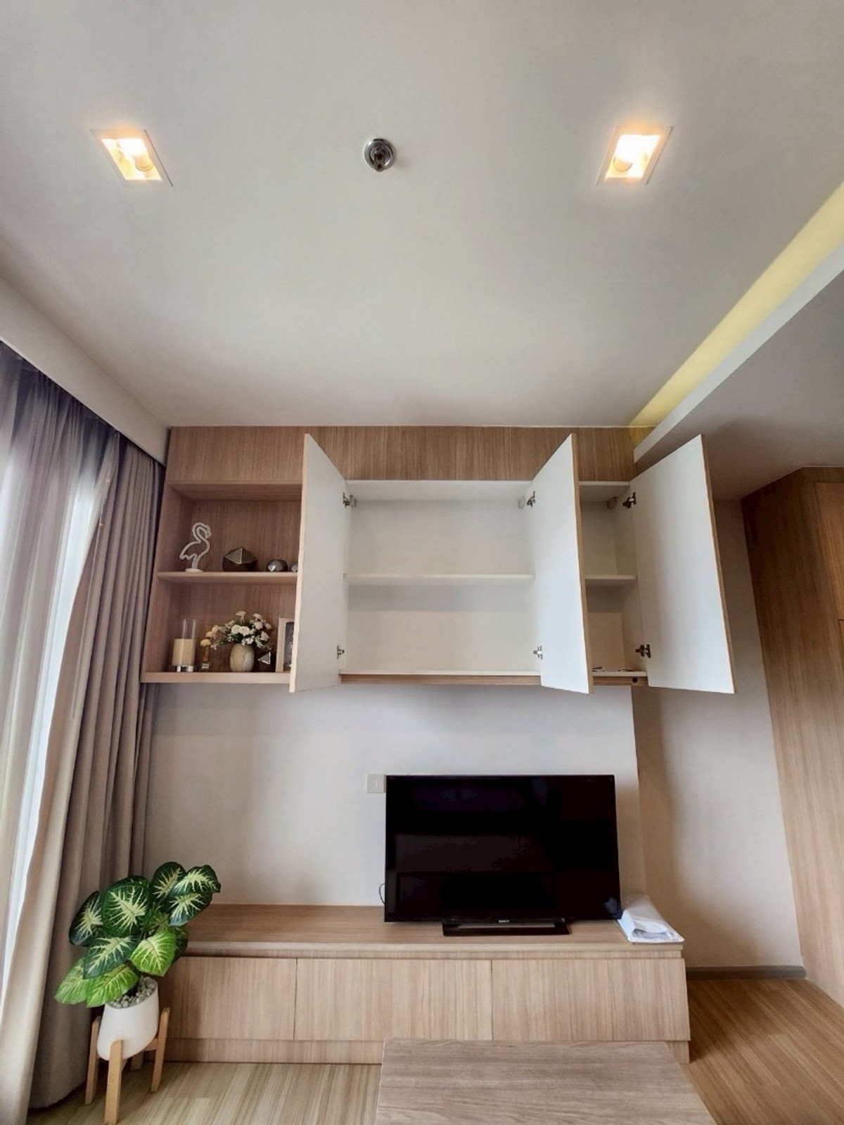 For RentCondoSapankwai,Jatujak : Condo for rent, M Chatuchak, 2 bedrooms, Pet friendly, only 35,000 baht per month, ready to move in.