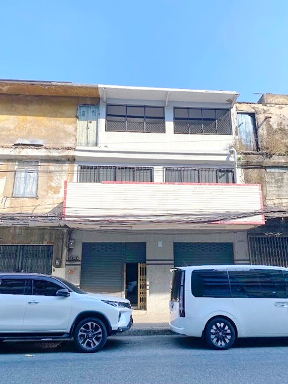 For RentShop HouseYaowarat, Banglamphu : The Old Siam China World 1km Rommaneenat Park 150m near MRT Sam Yot (650m). This 3-story commercial