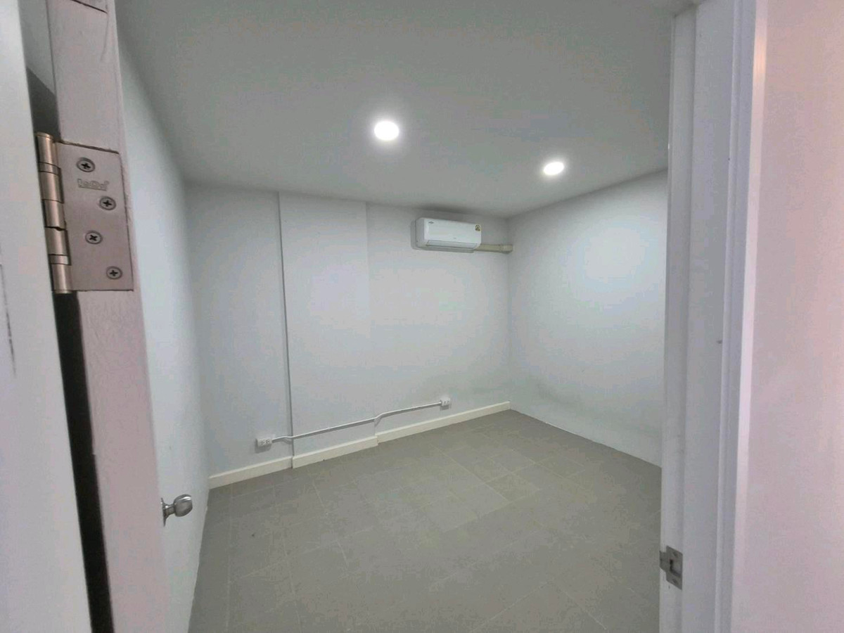 For RentShop HouseBang kae, Phetkasem : Commercial building for rent, 3.5 floors, Siri Avenue Phetkasem 81, 5 bedrooms, 3 bathrooms, 7 air conditioners. Every room, next to Phetkasem Road 81.