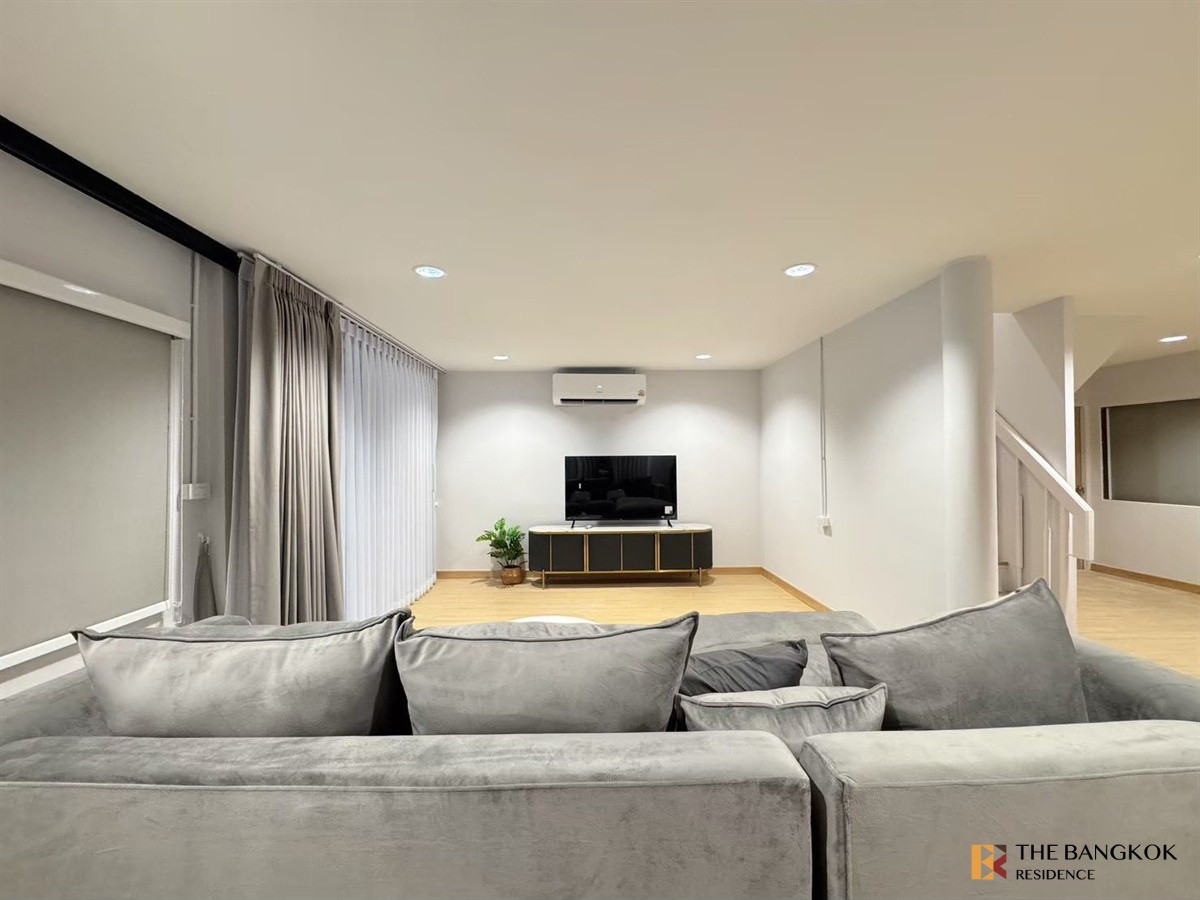 For RentHouseRatchadapisek, Huaikwang, Suttisan :  House in Huai Khwang 🏡 Newly Renovated with Private Swimming Pool 