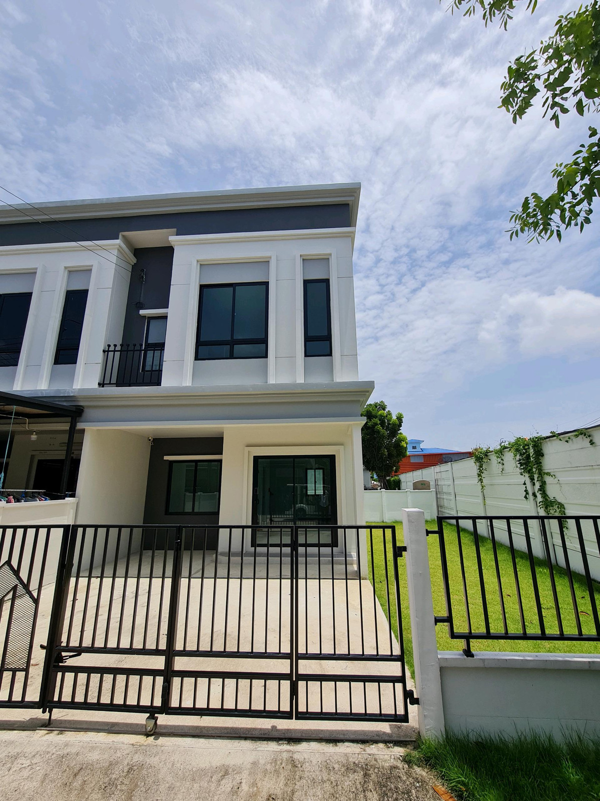 ขายทาวน์โฮมบางนา แบริ่ง ลาซาล : ทาวน์โฮม แปลงมุม