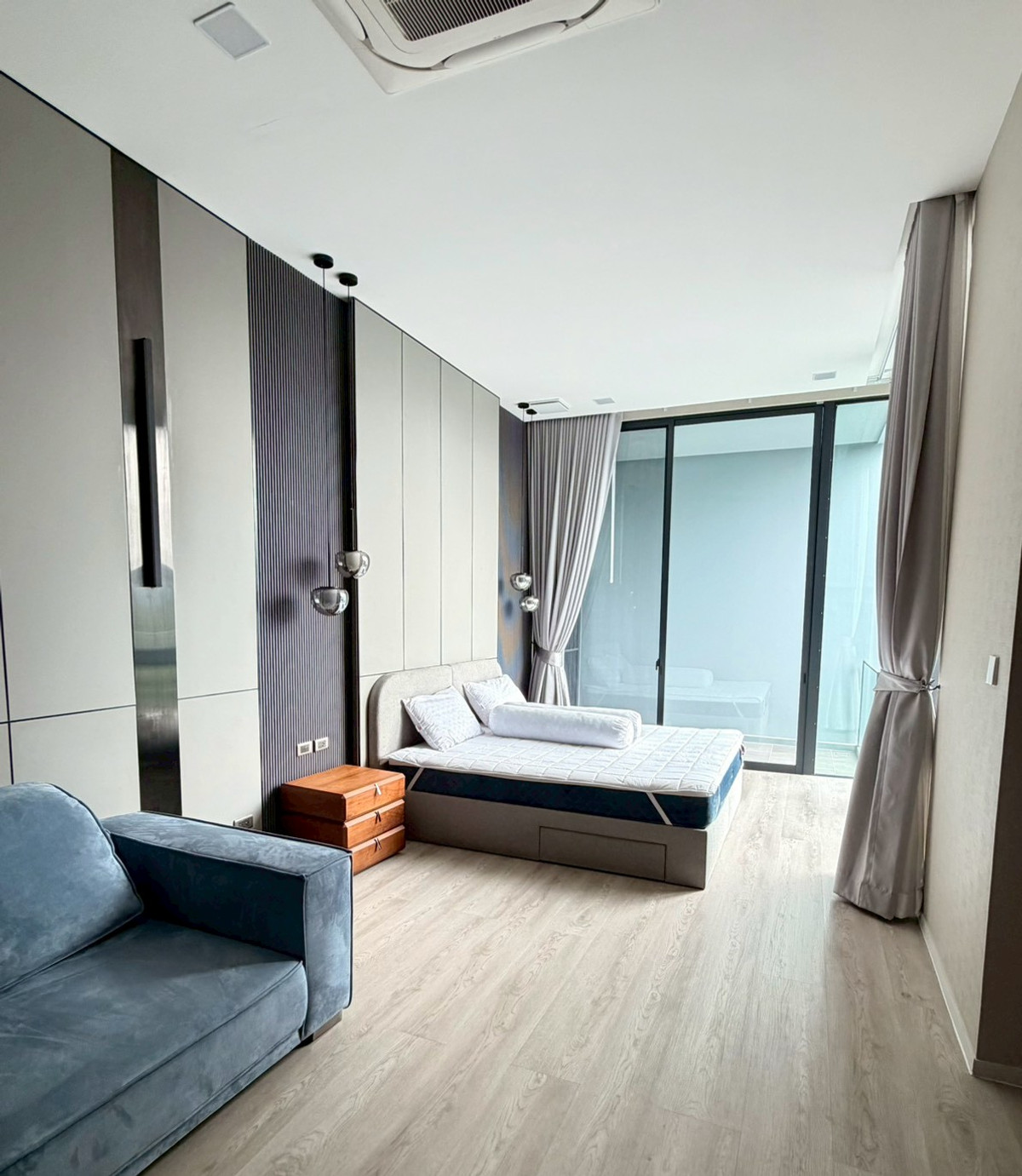 For RentHousePattanakan, Srinakarin : For rent✨3-story detached house near the Yellow Line Srikreetha: VIVE2 Krungthep Kreetha: has a private elevator. Fully decorated, ready to move in: behind Wellington School.