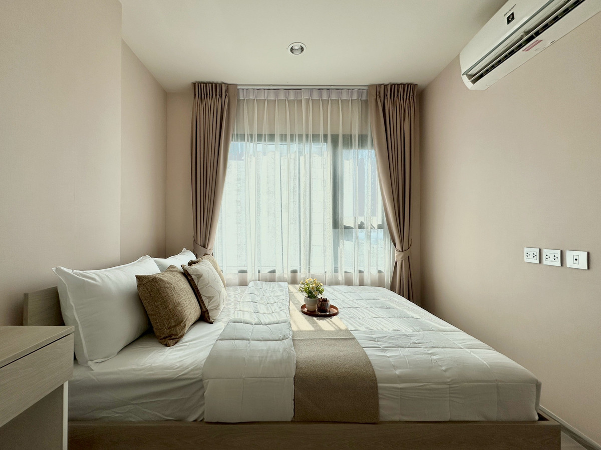 For RentCondoSamut Prakan,Samrong : Condo in the Erawan Area | 0 m to BTS | Beautiful Unit | High Floor | Full Facilities