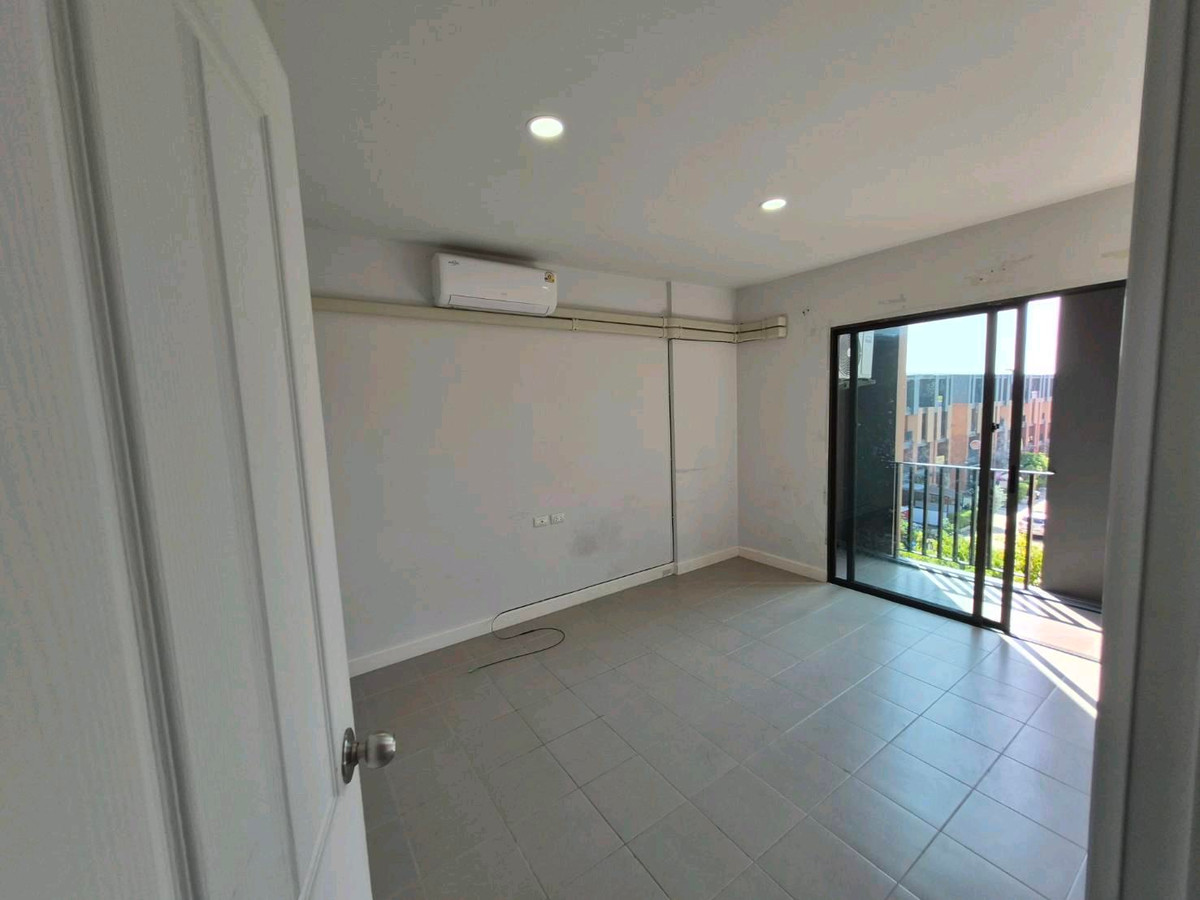 For RentShop HouseBang kae, Phetkasem : Commercial building for rent, 3.5 floors, Siri Avenue Phetkasem 81, 5 bedrooms, 3 bathrooms, 7 air conditioners. Every room, next to Phetkasem Road 81.