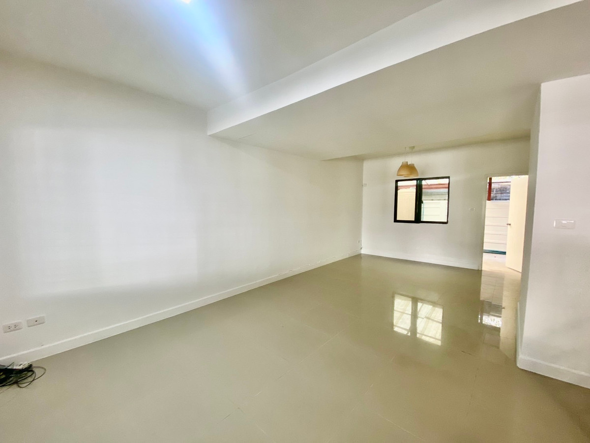 For SaleTownhomePattanakan, Srinakarin : For Sale: 2-Storey Townhome at Pruksa Ville 73 Pattanakarn 38 | Wide Frontage | Extra Space | Design It Your Way