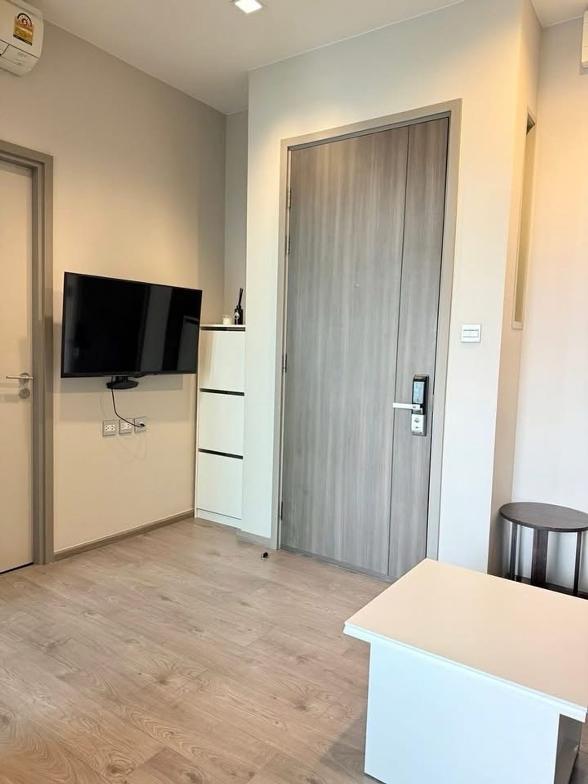 For RentCondoLadprao, Central Ladprao : 🏢 For rent 𝗪𝗵𝗶𝘇𝗱𝗼𝗺 𝗔𝘃𝗲𝗻𝘂𝗲 𝗥𝗮𝘁𝗰𝗵𝗮𝗱𝗮-𝗟𝗮𝗱𝗽𝗿𝗮𝗼✨Whizdom Avenue Ratchada - Lat Phrao

💰 Rent 19,000 baht / month

✨ Beautiful room, ready to move in.
Closed kitchen next to balcony Good ventilation