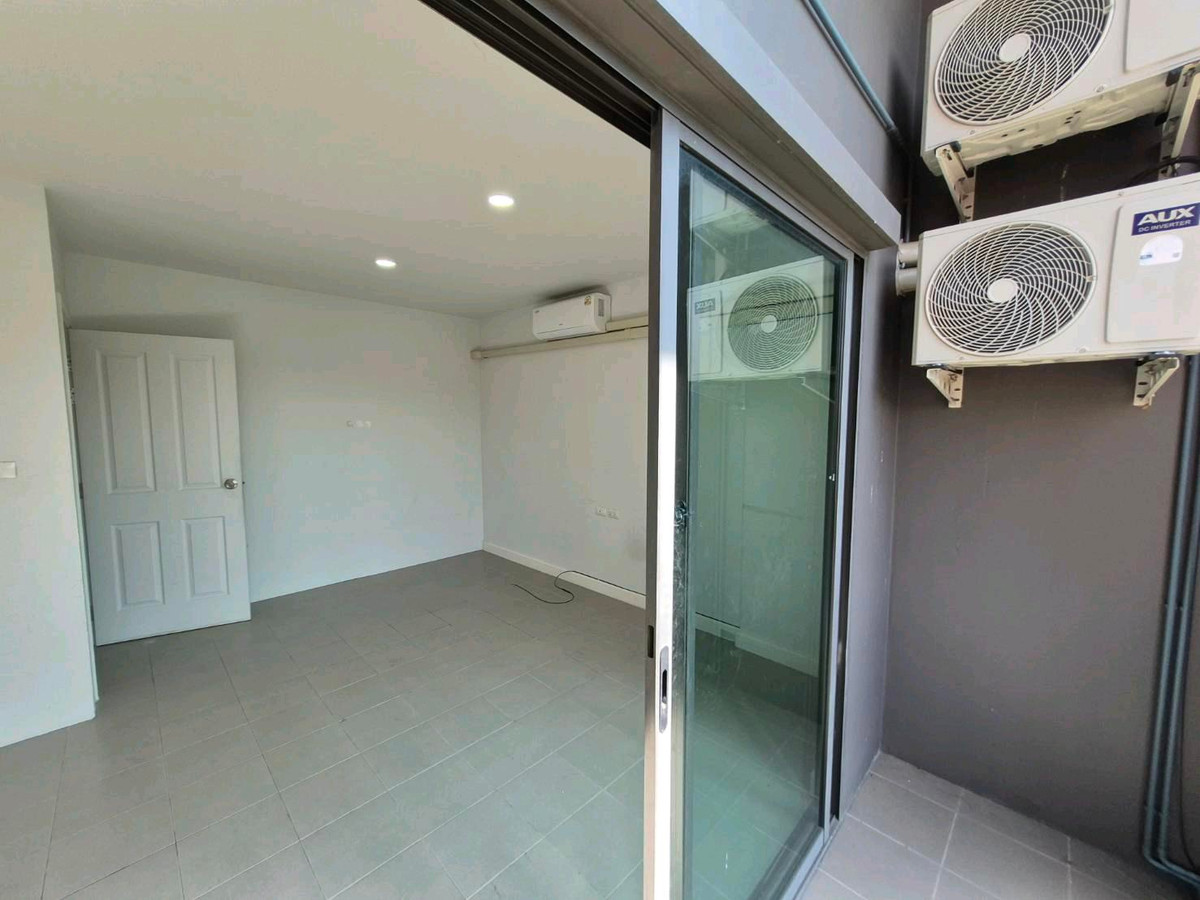 For RentShop HouseBang kae, Phetkasem : Commercial building for rent, 3.5 floors, Siri Avenue Phetkasem 81, 5 bedrooms, 3 bathrooms, 7 air conditioners. Every room, next to Phetkasem Road 81.