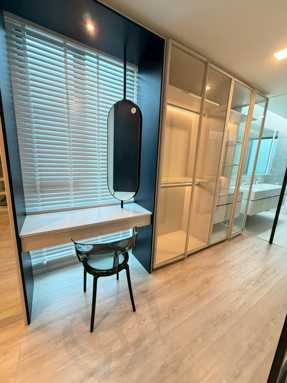 For RentHousePattanakan, Srinakarin : For rent✨3-story detached house near the Yellow Line Srikreetha: VIVE2 Krungthep Kreetha: has a private elevator. Fully decorated, ready to move in: behind Wellington School.