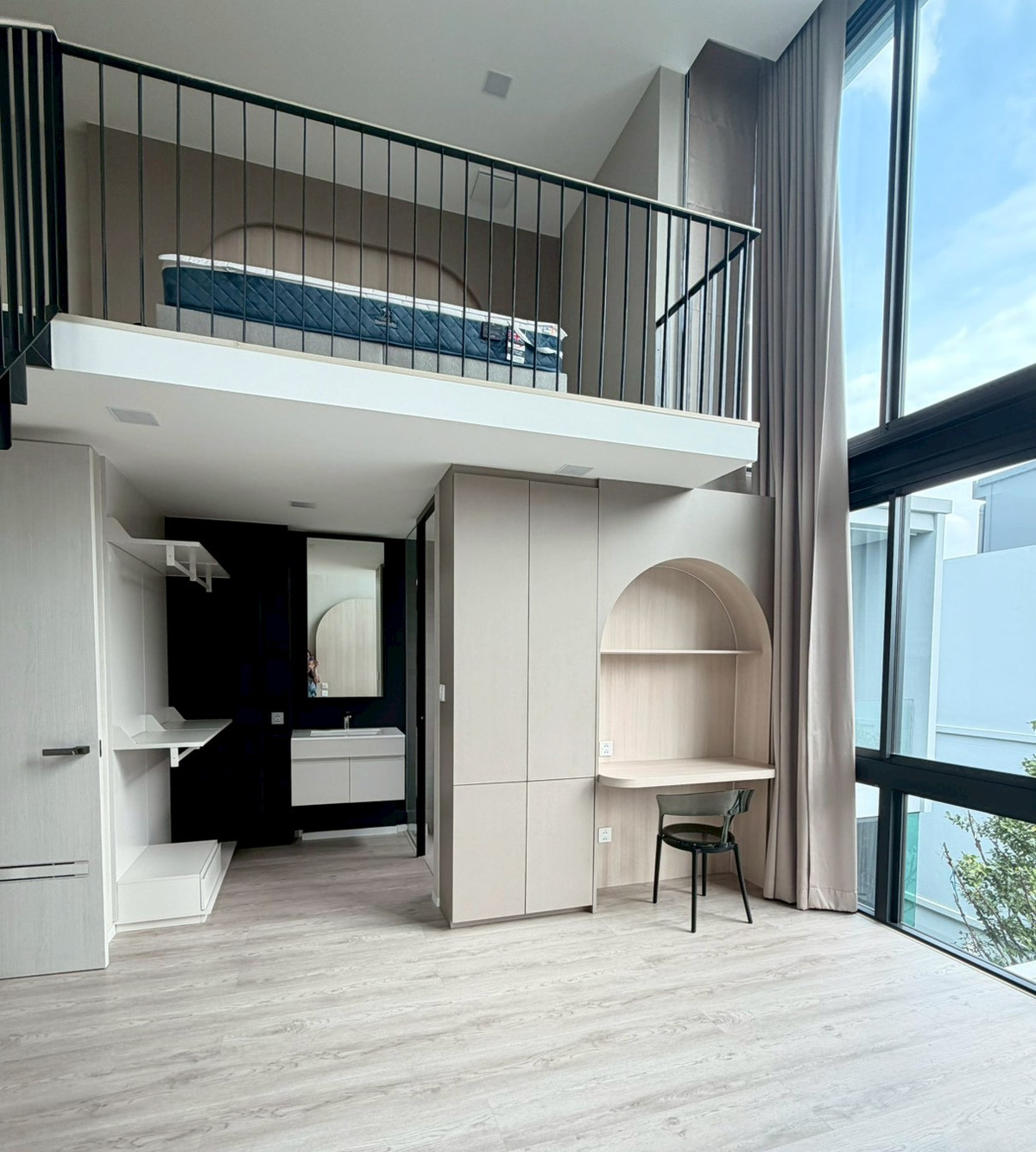 For RentHousePattanakan, Srinakarin : For rent✨3-story detached house near the Yellow Line Srikreetha: VIVE2 Krungthep Kreetha: has a private elevator. Fully decorated, ready to move in: behind Wellington School.