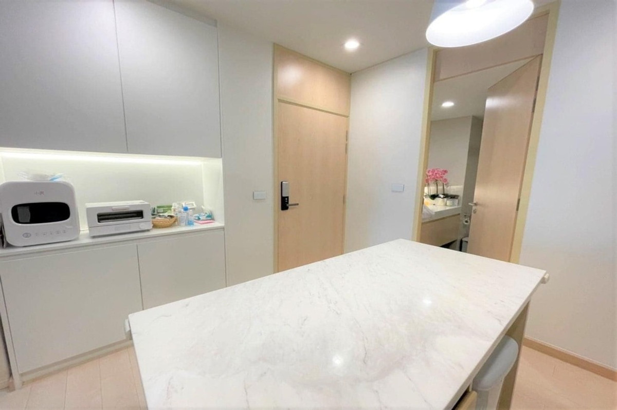For SaleCondoSilom, Saladaeng, Bangrak : 🔥 Sale with tenant !! high floor 17++, prime area !!🔥 Code C20240100729..........Silom Suite, 3 bedroom, 2 bathroom, furnished, Special Deal!!📣📣
