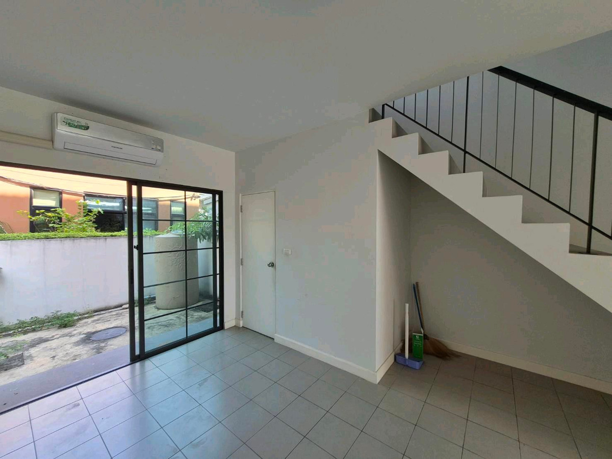 For RentShop HouseBang kae, Phetkasem : Commercial building for rent, 3.5 floors, Siri Avenue Phetkasem 81, 5 bedrooms, 3 bathrooms, 7 air conditioners. Every room, next to Phetkasem Road 81.