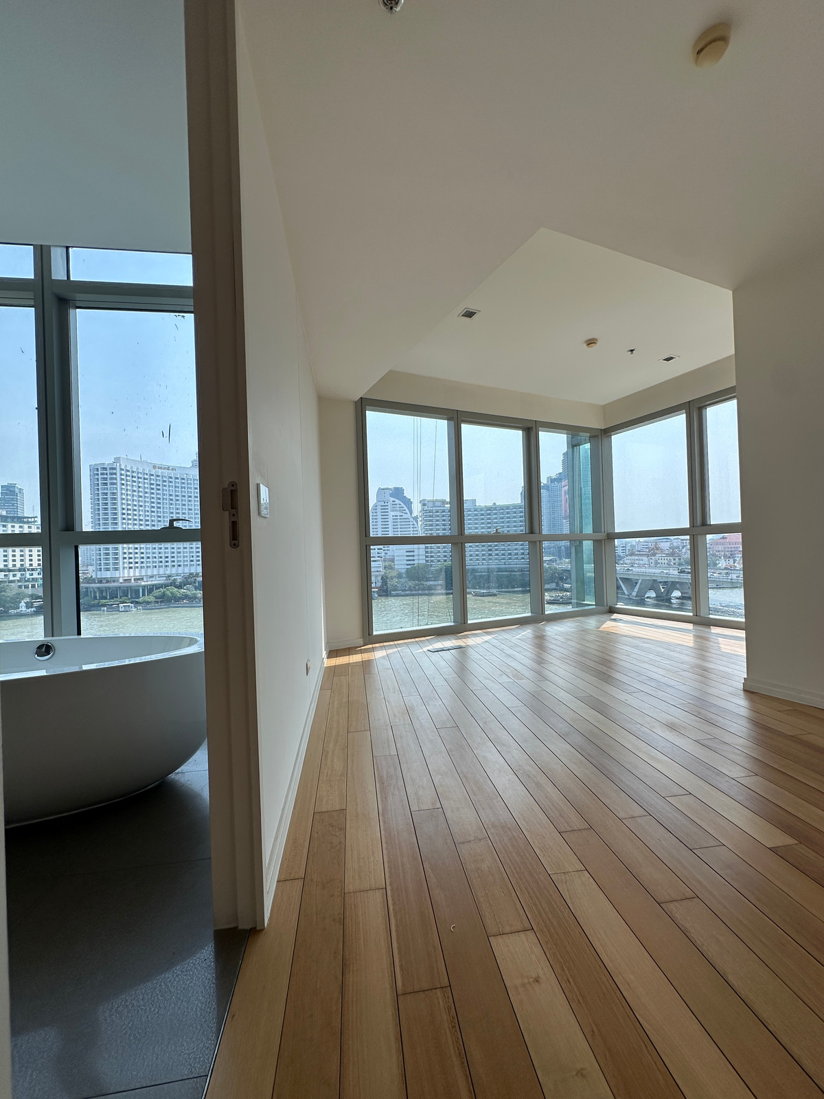 For SaleCondoWongwianyai, Charoennakor : 3-Bedroom Riverfront Residence