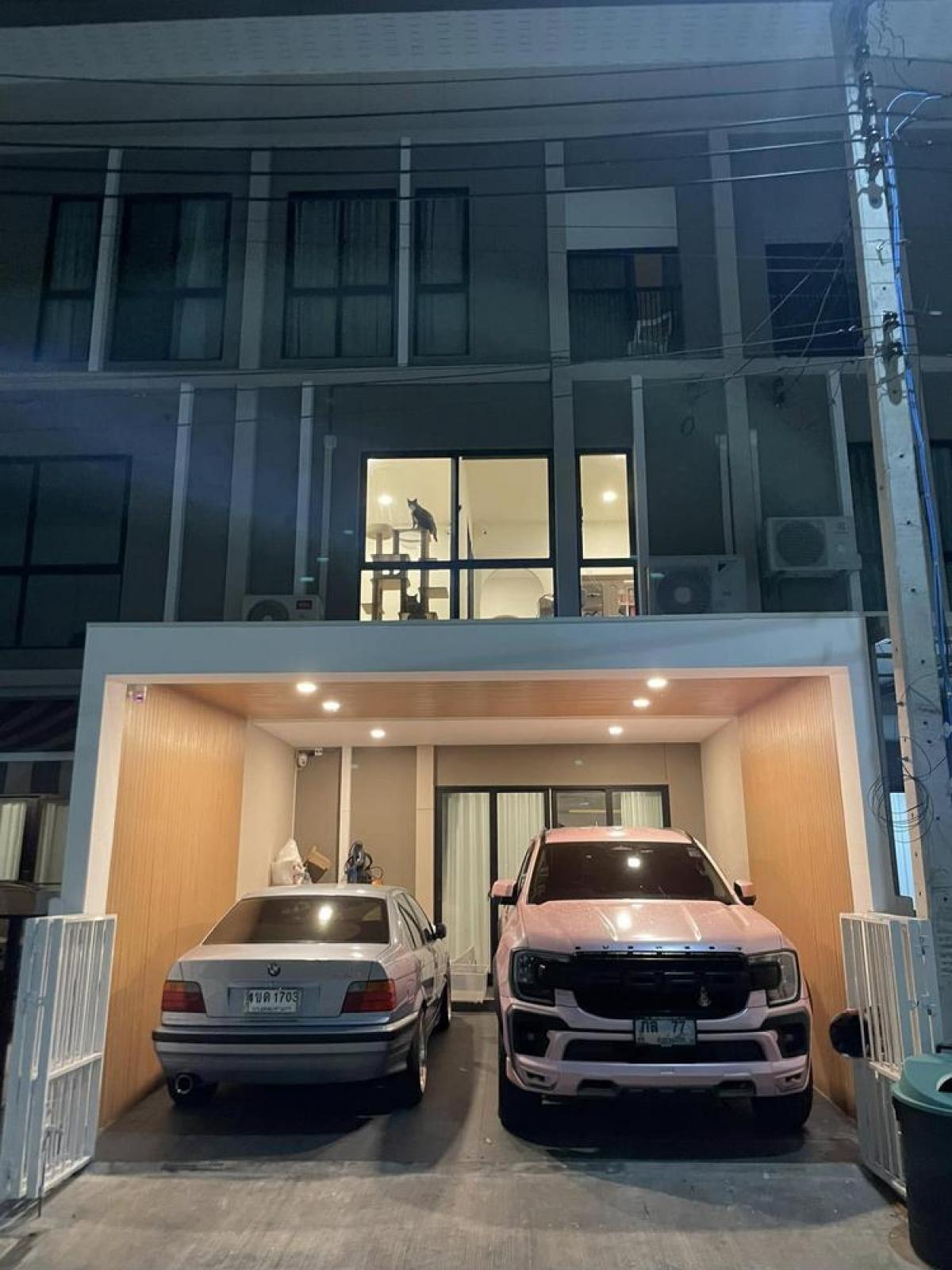 For SaleTownhomePattanakan, Srinakarin : 28/02/2026, Beautiful 3 bedroom house, Patio Srinakarin-Rama 9. Ready to move in, in a prime location in the On Nut zone, convenient to travel!