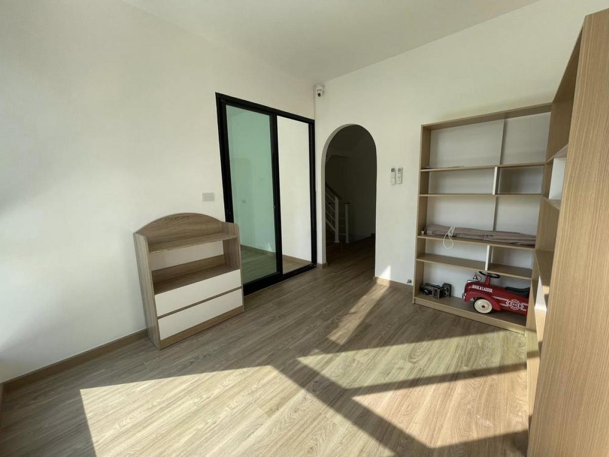 For SaleTownhomePattanakan, Srinakarin : 28/02/2026, Beautiful 3 bedroom house, Patio Srinakarin-Rama 9. Ready to move in, in a prime location in the On Nut zone, convenient to travel!