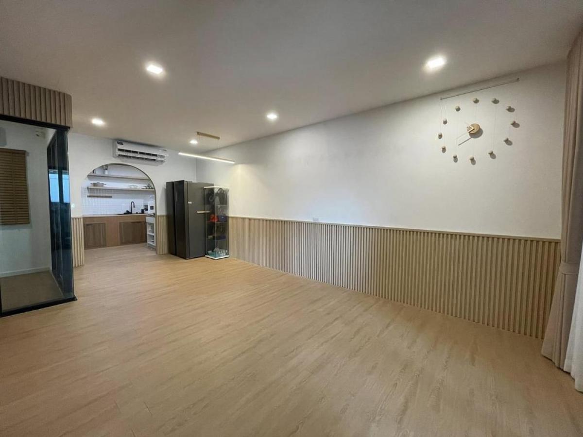 For SaleTownhomePattanakan, Srinakarin : 28/02/2026, Beautiful 3 bedroom house, Patio Srinakarin-Rama 9. Ready to move in, in a prime location in the On Nut zone, convenient to travel!