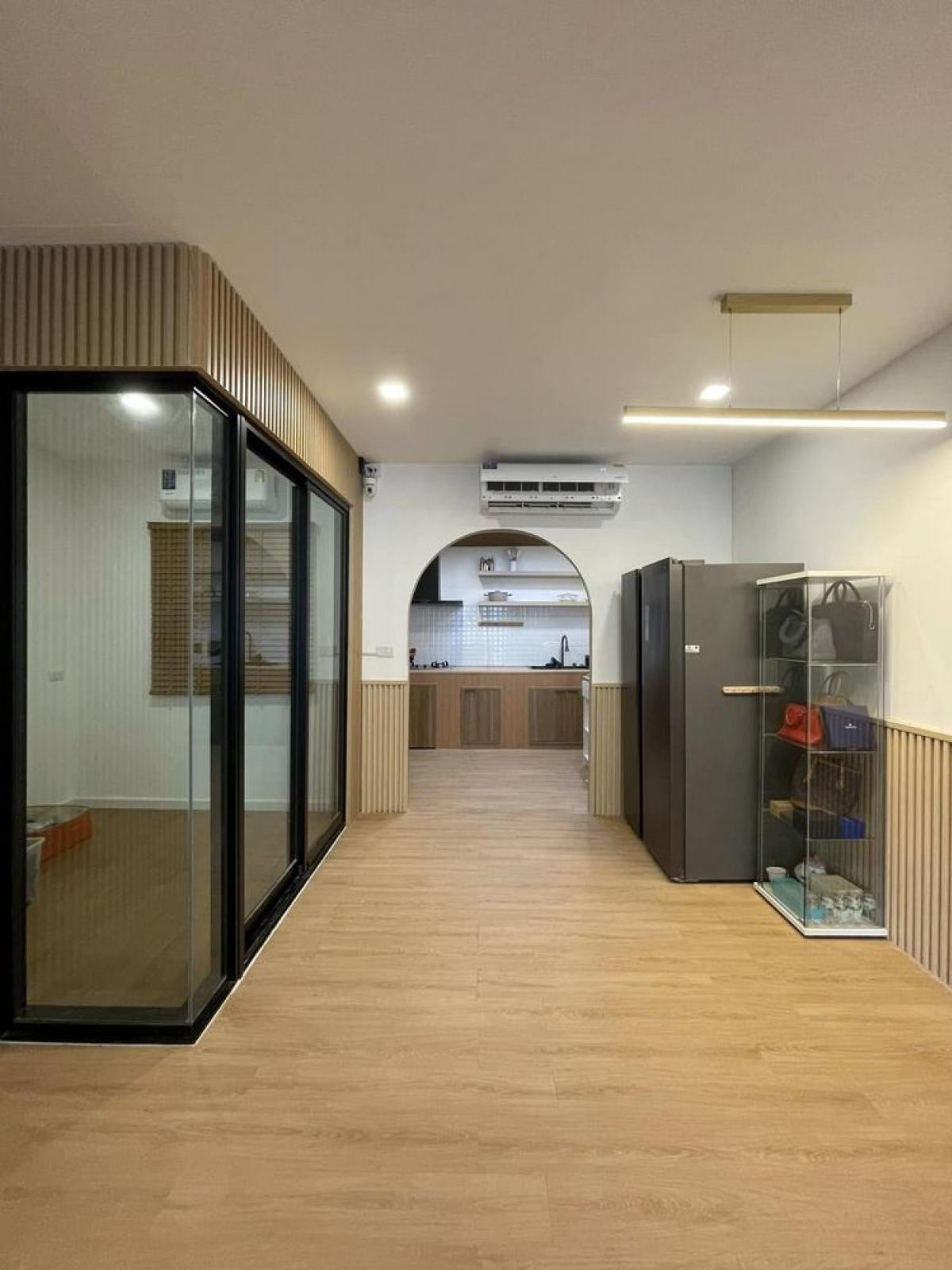 For SaleTownhomePattanakan, Srinakarin : 28/02/2026, Beautiful 3 bedroom house, Patio Srinakarin-Rama 9. Ready to move in, in a prime location in the On Nut zone, convenient to travel!