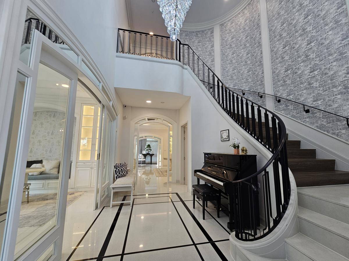 ขายบ้านพัฒนาการ ศรีนครินทร์ : 28/02/2026, บ้านหรู 5 ห้องนอน บนที่ดินกว้าง 170 ตร.วา ย่านพระราม 9 
เช่าหรือซื้อได้ ราคาสุดพิเศษ ใกล้แหล่งธุรกิจครบครัน