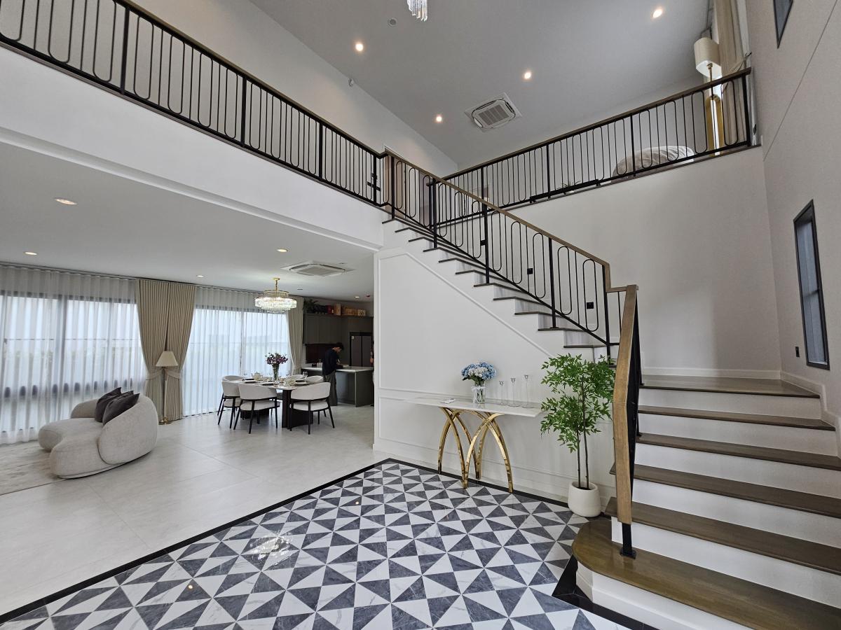 ขายบ้านบางนา แบริ่ง ลาซาล : 28/02/2026, หรูหราบนทำเลทอง Setthasiri Bangna KM.10 บ้านใหญ่ 5 ห้องนอน จองวันนี้ 
พักผ่อนสุดคุ้ม 377 ตร.ม. ในราคาขาย 47 ล้าน หรือเช่า 360,000 บาทต่อเดือน