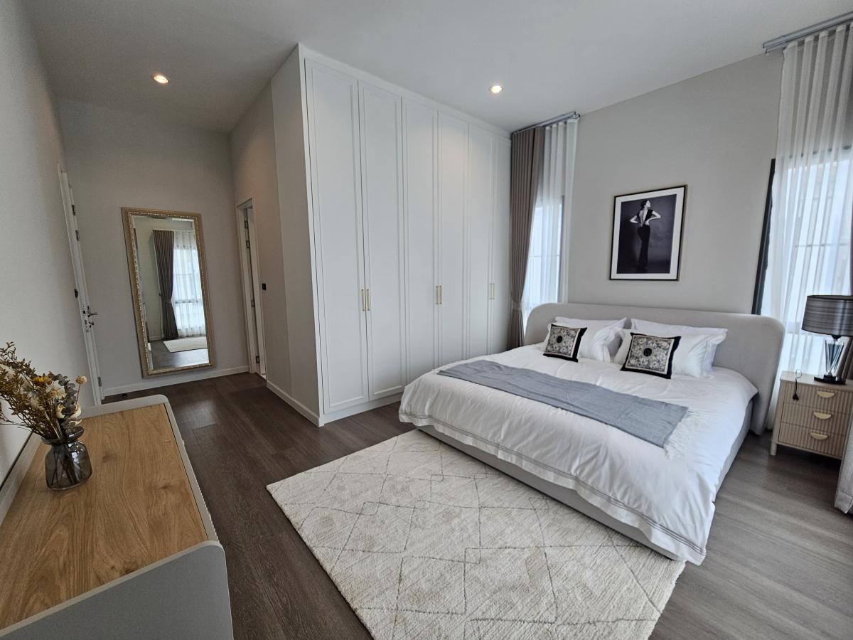 ขายบ้านบางนา แบริ่ง ลาซาล : 28/02/2026, หรูหราบนทำเลทอง Setthasiri Bangna KM.10 บ้านใหญ่ 5 ห้องนอน จองวันนี้ 
พักผ่อนสุดคุ้ม 377 ตร.ม. ในราคาขาย 47 ล้าน หรือเช่า 360,000 บาทต่อเดือน