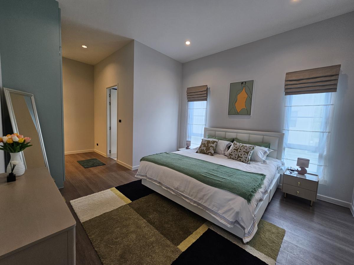 ขายบ้านบางนา แบริ่ง ลาซาล : 28/02/2026, หรูหราบนทำเลทอง Setthasiri Bangna KM.10 บ้านใหญ่ 5 ห้องนอน จองวันนี้ 
พักผ่อนสุดคุ้ม 377 ตร.ม. ในราคาขาย 47 ล้าน หรือเช่า 360,000 บาทต่อเดือน