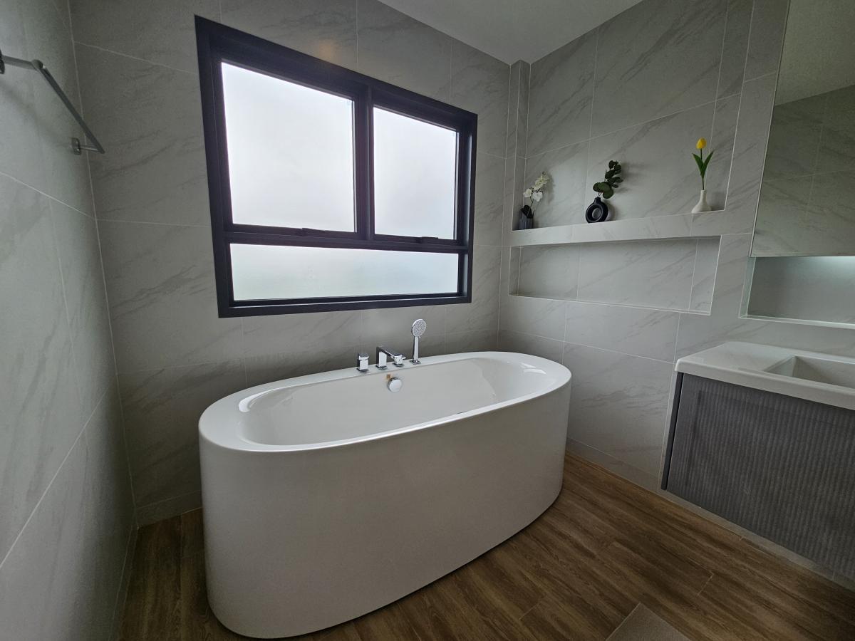 ขายบ้านบางนา แบริ่ง ลาซาล : 28/02/2026, หรูหราบนทำเลทอง Setthasiri Bangna KM.10 บ้านใหญ่ 5 ห้องนอน จองวันนี้ 
พักผ่อนสุดคุ้ม 377 ตร.ม. ในราคาขาย 47 ล้าน หรือเช่า 360,000 บาทต่อเดือน