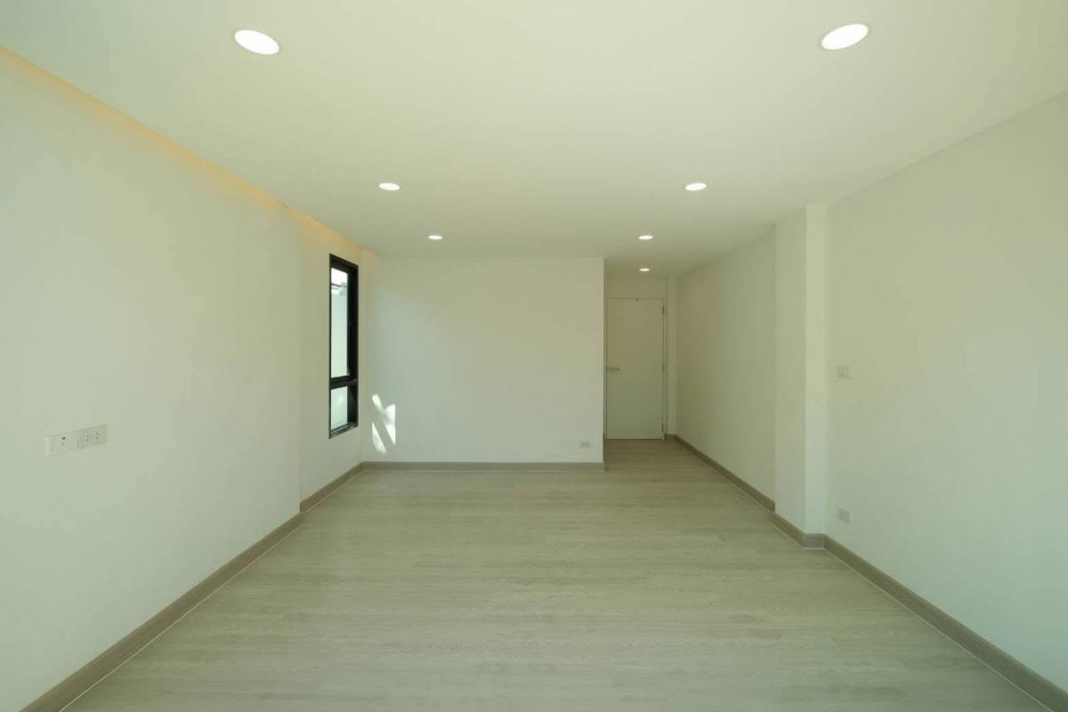 ขายบ้านอ่อนนุช อุดมสุข : 28/02/2026, บ้านเดี่ยว 3 ห้องนอน 168 ตรม. พร้อมที่ดิน 50 ตร.วา ใกล้ On Nut 
ราคาขายเพียง 5.89 ล้าน ลงทุนดี เดินทางสะดวก!