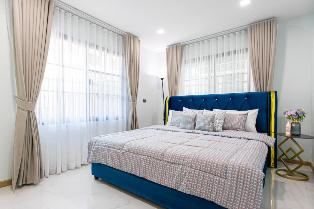 ขายบ้านรัชดา ห้วยขวาง : 28/02/2026, บ้านหรู 5 ห้องนอน 500 ตรม. ใจกลางห้วยขวาง 
ให้เช่า 185,000 บ. หรือขาย 18.79 ล้าน บาท พร้อมเข้าอยู่ทันที