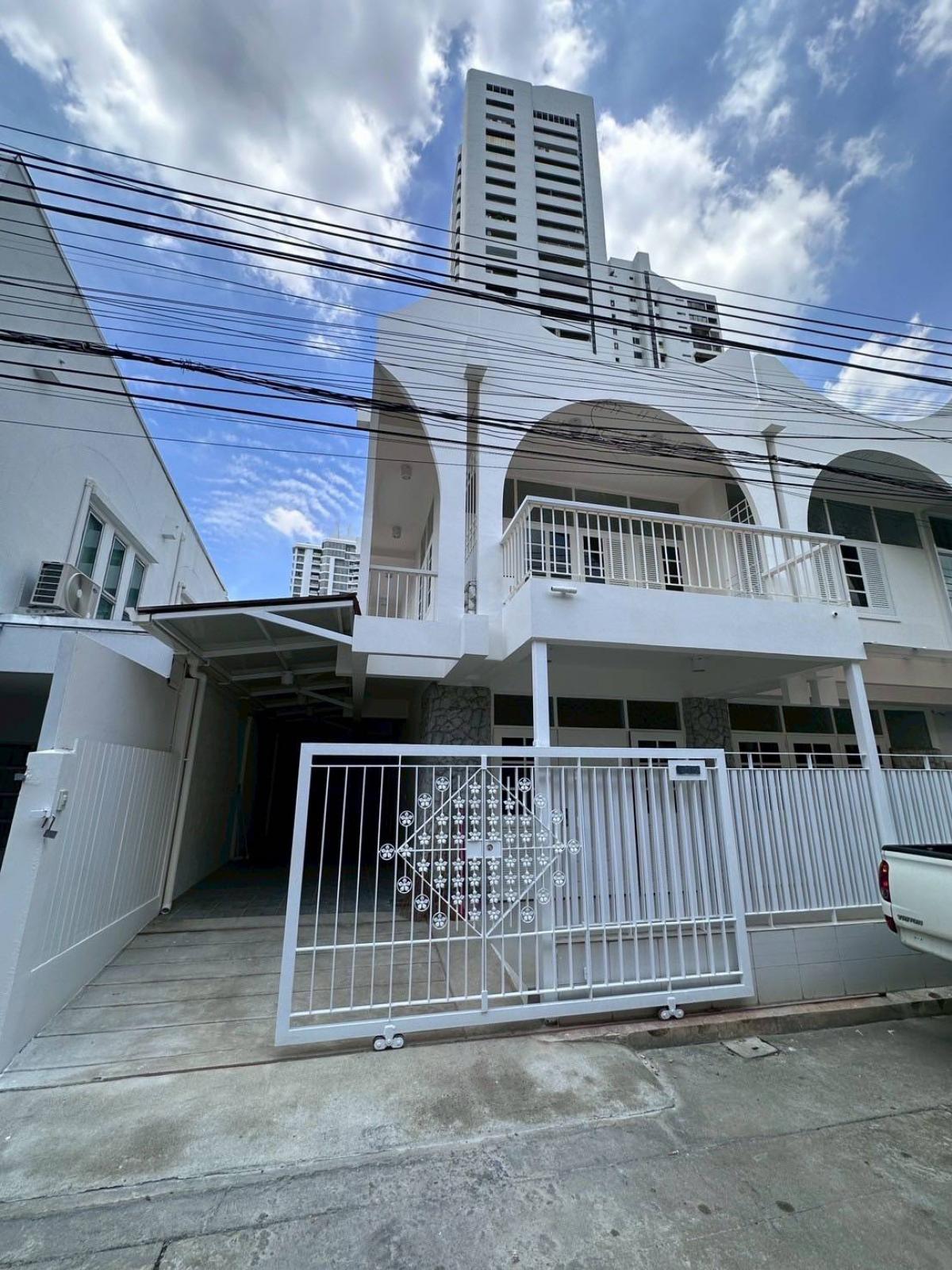 For RentTownhomeSukhumvit, Asoke, Thonglor : 28/02/2026, Baan Suan Charoenjai Ekkamai 12, 3 bedrooms, in the heart of Sukhumvit. Wide area 250 sq m, rent 90,000 baht/month, ready to connect to BTS, close to shopping!