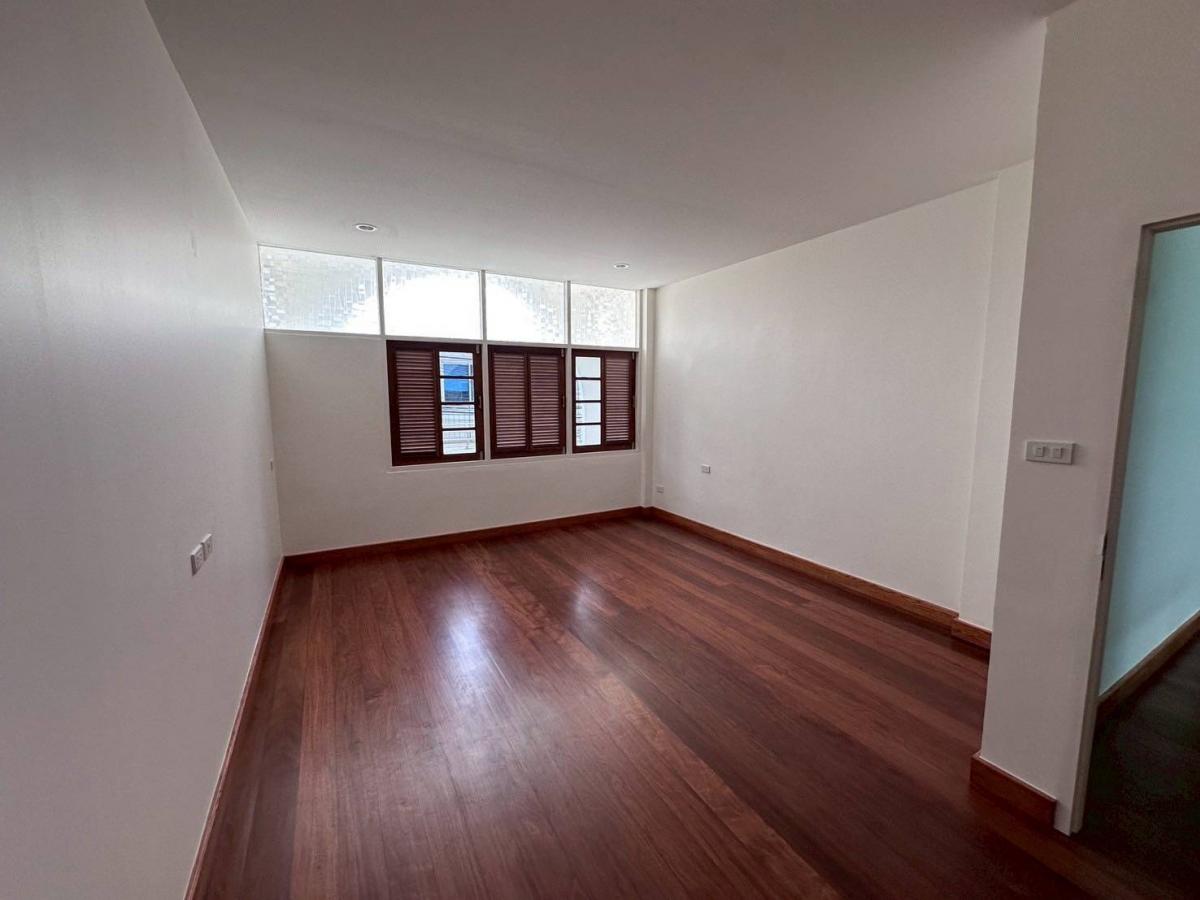 For RentTownhomeSukhumvit, Asoke, Thonglor : 28/02/2026, Baan Suan Charoenjai Ekkamai 12, 3 bedrooms, in the heart of Sukhumvit. Wide area 250 sq m, rent 90,000 baht/month, ready to connect to BTS, close to shopping!