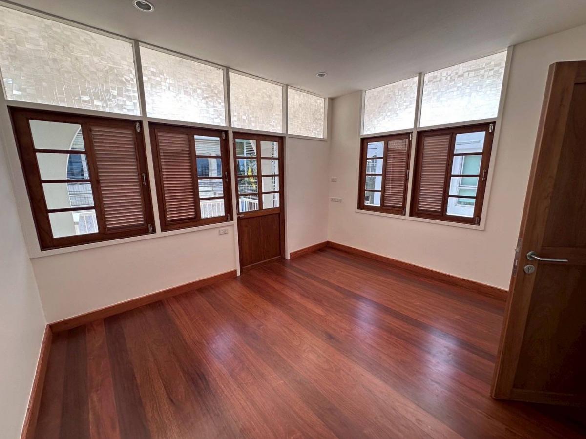 For RentTownhomeSukhumvit, Asoke, Thonglor : 28/02/2026, Baan Suan Charoenjai Ekkamai 12, 3 bedrooms, in the heart of Sukhumvit. Wide area 250 sq m, rent 90,000 baht/month, ready to connect to BTS, close to shopping!