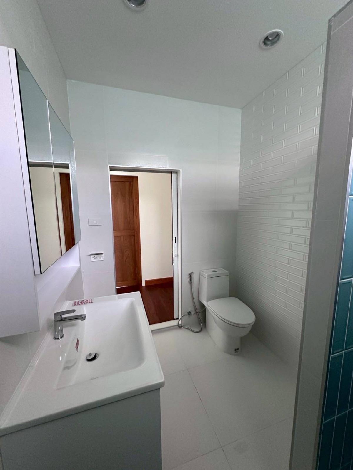 For RentTownhomeSukhumvit, Asoke, Thonglor : 28/02/2026, Baan Suan Charoenjai Ekkamai 12, 3 bedrooms, in the heart of Sukhumvit. Wide area 250 sq m, rent 90,000 baht/month, ready to connect to BTS, close to shopping!