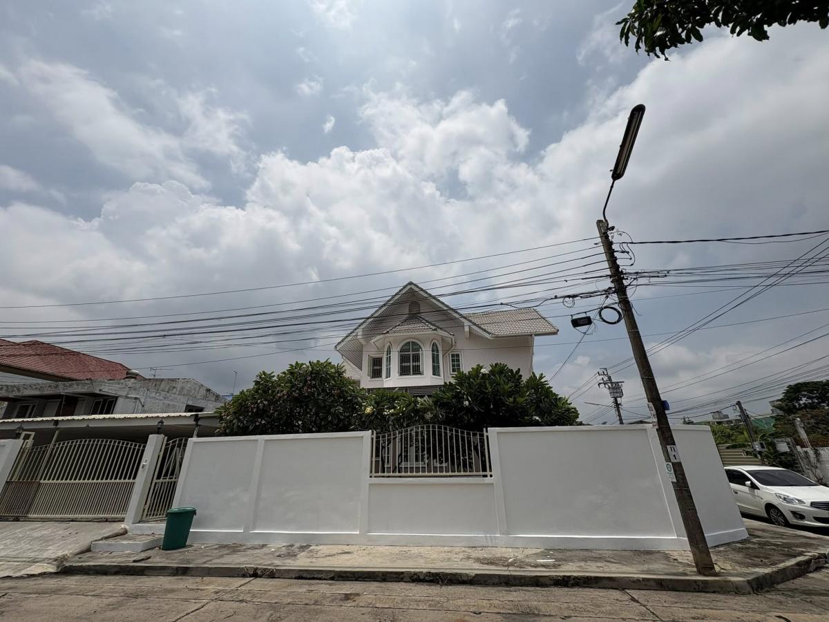 ขายบ้านอ่อนนุช อุดมสุข : 28/02/2026, บ้านหรู 4 ห้องนอน ใกล้สุขุมวิท 101 พร้อมที่ดินกว้าง 149 ตร.ว. 
ขาย 25.5 ล้าน ลงตัวสำหรับครอบครัวใหญ่และการลงทุน!