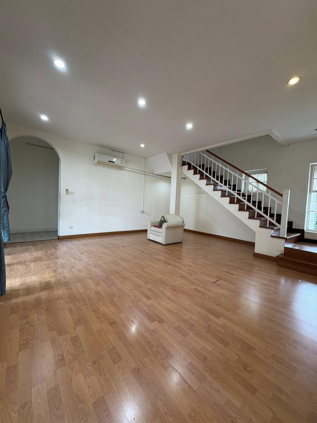 ขายบ้านอ่อนนุช อุดมสุข : 28/02/2026, บ้านหรู 4 ห้องนอน ใกล้สุขุมวิท 101 พร้อมที่ดินกว้าง 149 ตร.ว. 
ขาย 25.5 ล้าน ลงตัวสำหรับครอบครัวใหญ่และการลงทุน!