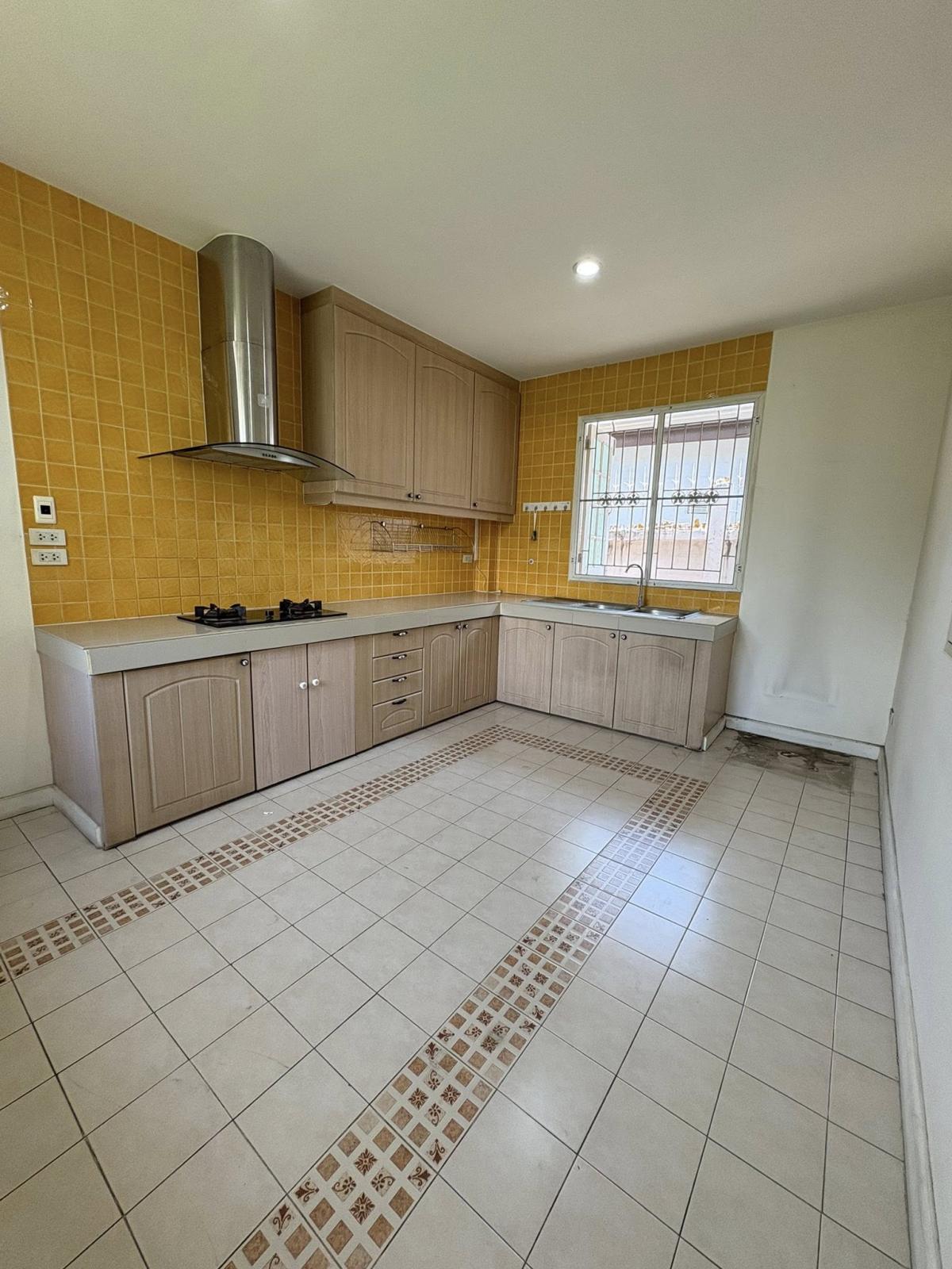 ขายบ้านอ่อนนุช อุดมสุข : 28/02/2026, บ้านหรู 4 ห้องนอน ใกล้สุขุมวิท 101 พร้อมที่ดินกว้าง 149 ตร.ว. 
ขาย 25.5 ล้าน ลงตัวสำหรับครอบครัวใหญ่และการลงทุน!