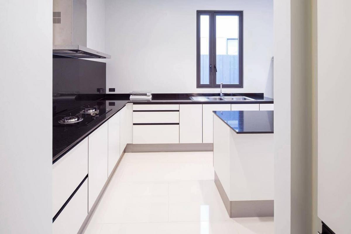 For SaleHouseSukhumvit, Asoke, Thonglor : 28/02/2026, Luxury 4 bedroom house, Ekkamai area, near Thonglor. 
Width area 959 sq m. with land 127 sq m. Special price 98 million.