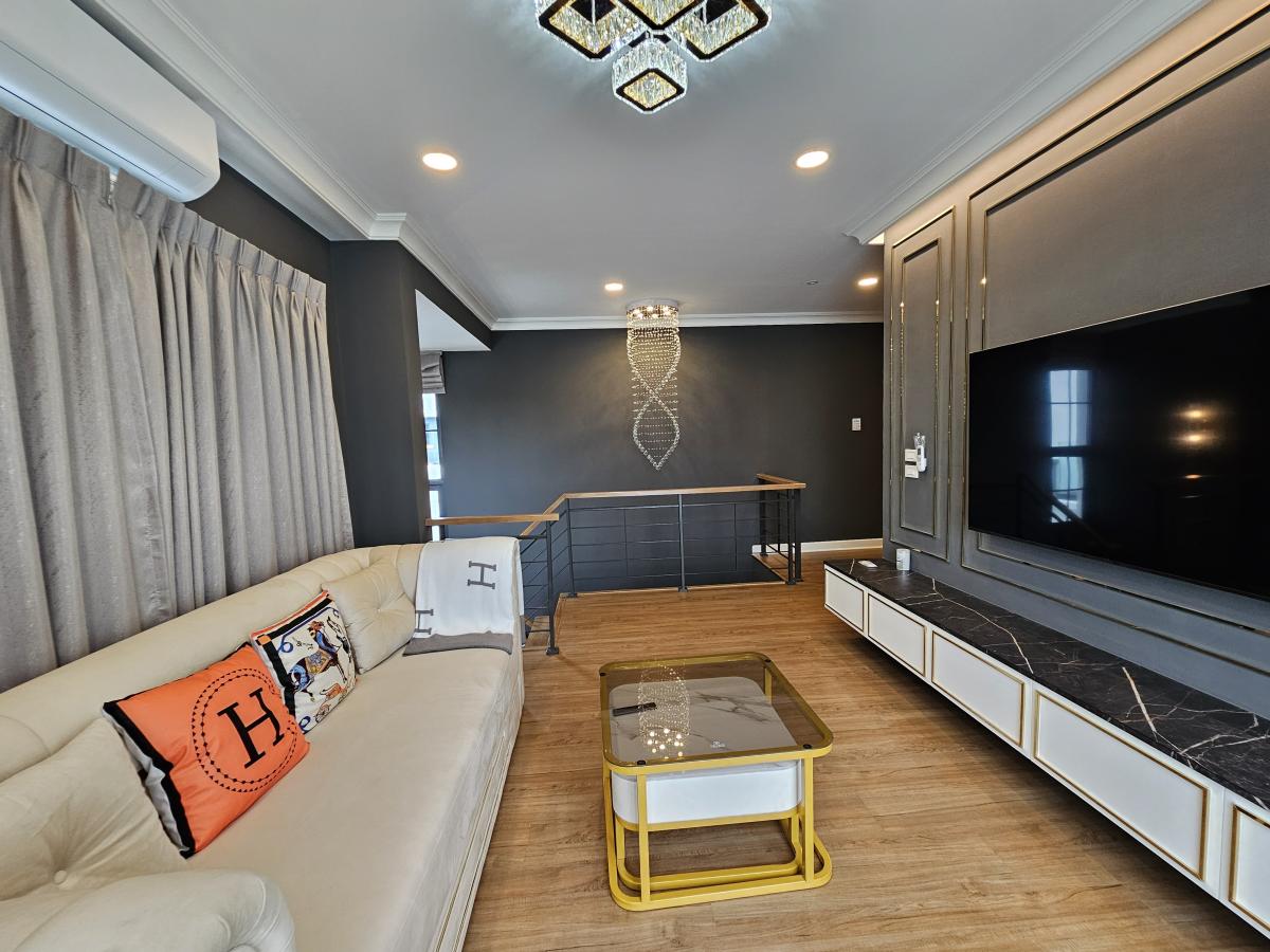 ขายบ้านบางนา แบริ่ง ลาซาล : 28/02/2026, บ้านหรู 4 ห้องนอน Centro Bangna 2 พร้อมเช่า 150,000 บาท/เดือน 
ที่ดิน 70 ตร.ว. พื้นที่ใช้สอย 303 ตร.ม. ราคาขาย 27.4 ล้านบาท