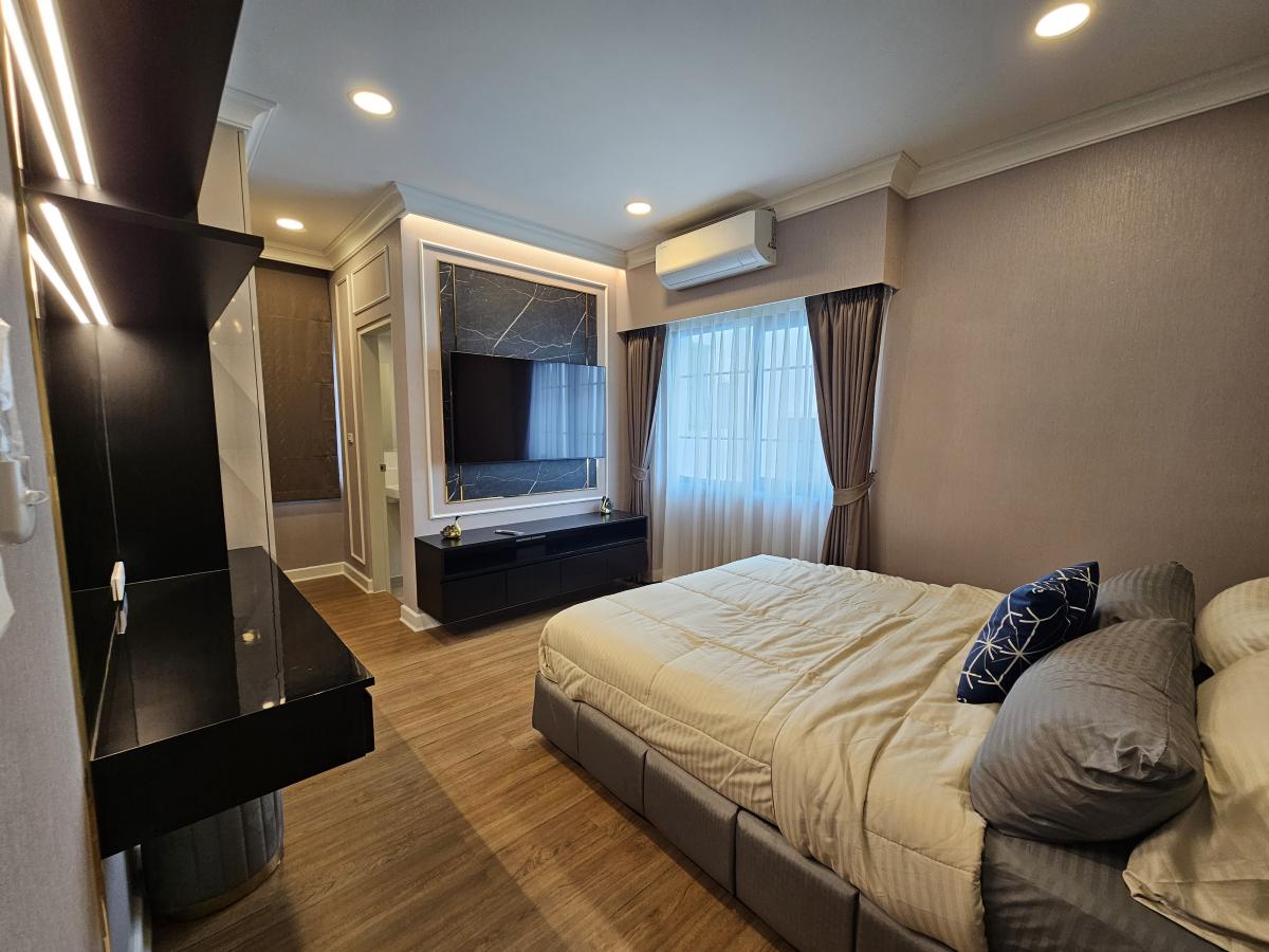 ขายบ้านบางนา แบริ่ง ลาซาล : 28/02/2026, บ้านหรู 4 ห้องนอน Centro Bangna 2 พร้อมเช่า 150,000 บาท/เดือน 
ที่ดิน 70 ตร.ว. พื้นที่ใช้สอย 303 ตร.ม. ราคาขาย 27.4 ล้านบาท