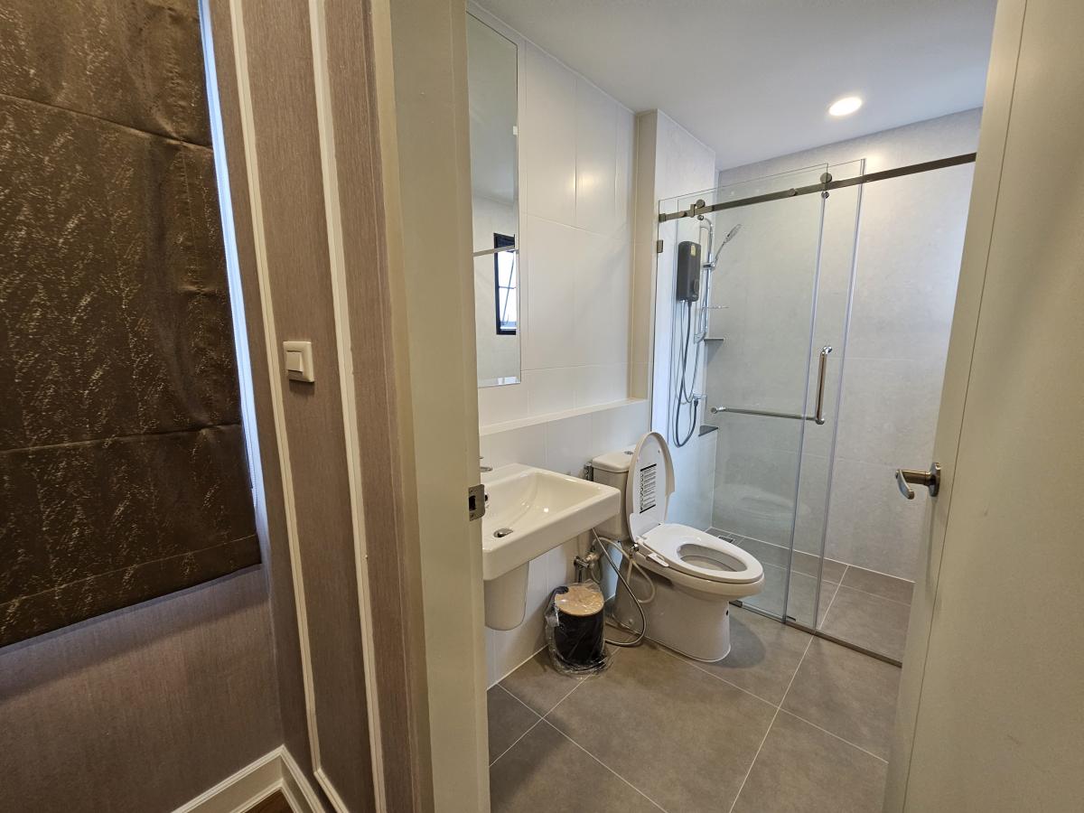 ขายบ้านบางนา แบริ่ง ลาซาล : 28/02/2026, บ้านหรู 4 ห้องนอน Centro Bangna 2 พร้อมเช่า 150,000 บาท/เดือน 
ที่ดิน 70 ตร.ว. พื้นที่ใช้สอย 303 ตร.ม. ราคาขาย 27.4 ล้านบาท