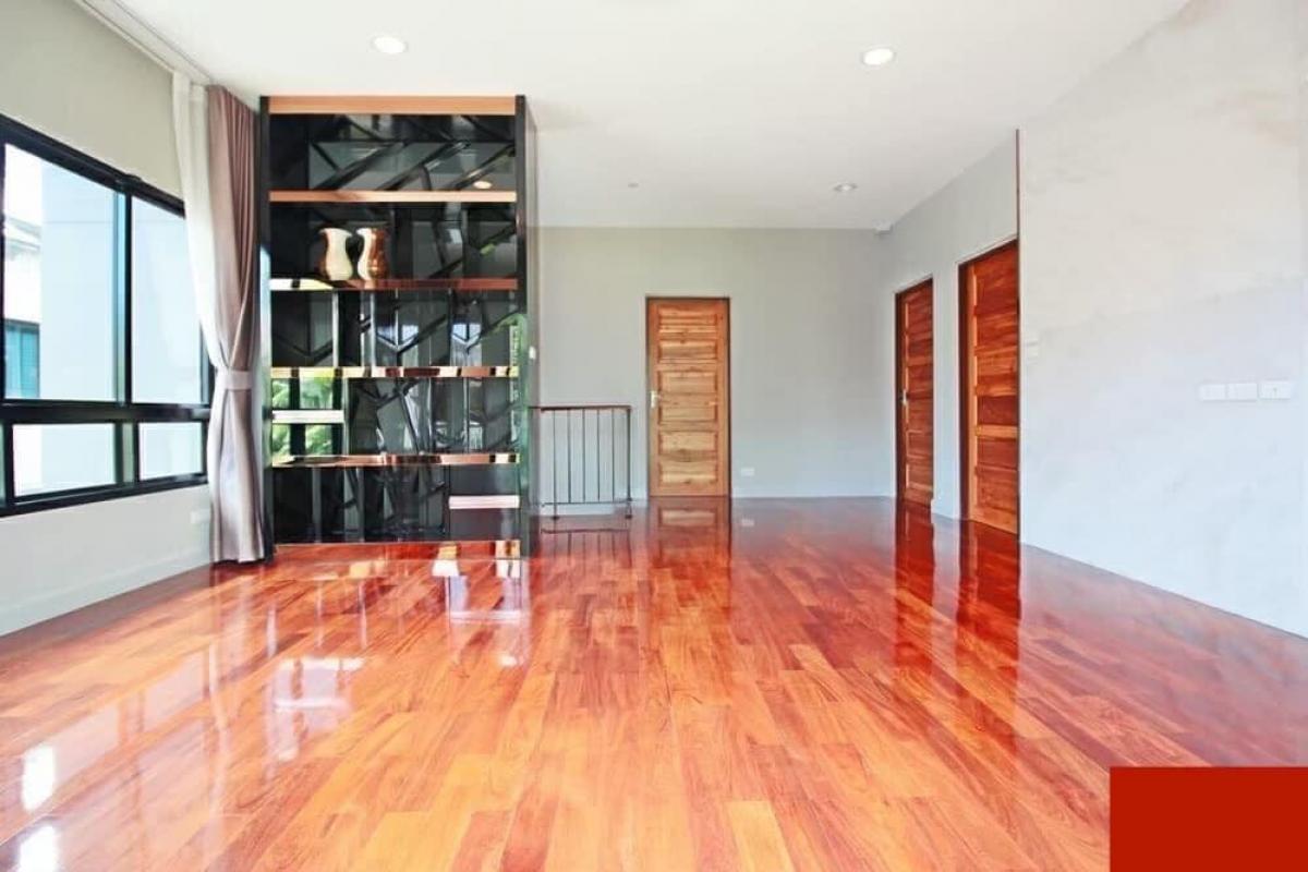 ขายบ้านปิ่นเกล้า จรัญสนิทวงศ์ : 28/02/2026, บ้านหรูหลังมุม วิวสวน ครบทุกฟังก์ชัน ใกล้สาทร 
Luxury Corner Home with Garden View, Prime Location Near Sathorn

บ้านเดี่ยว 4 ห้องนอน พร้อมบ่อปลาคาร์ฟ สุดสงบ น่าอยู่ 
4-Bedroom Detached House with Koi Pond, Peaceful and Ready to Move In