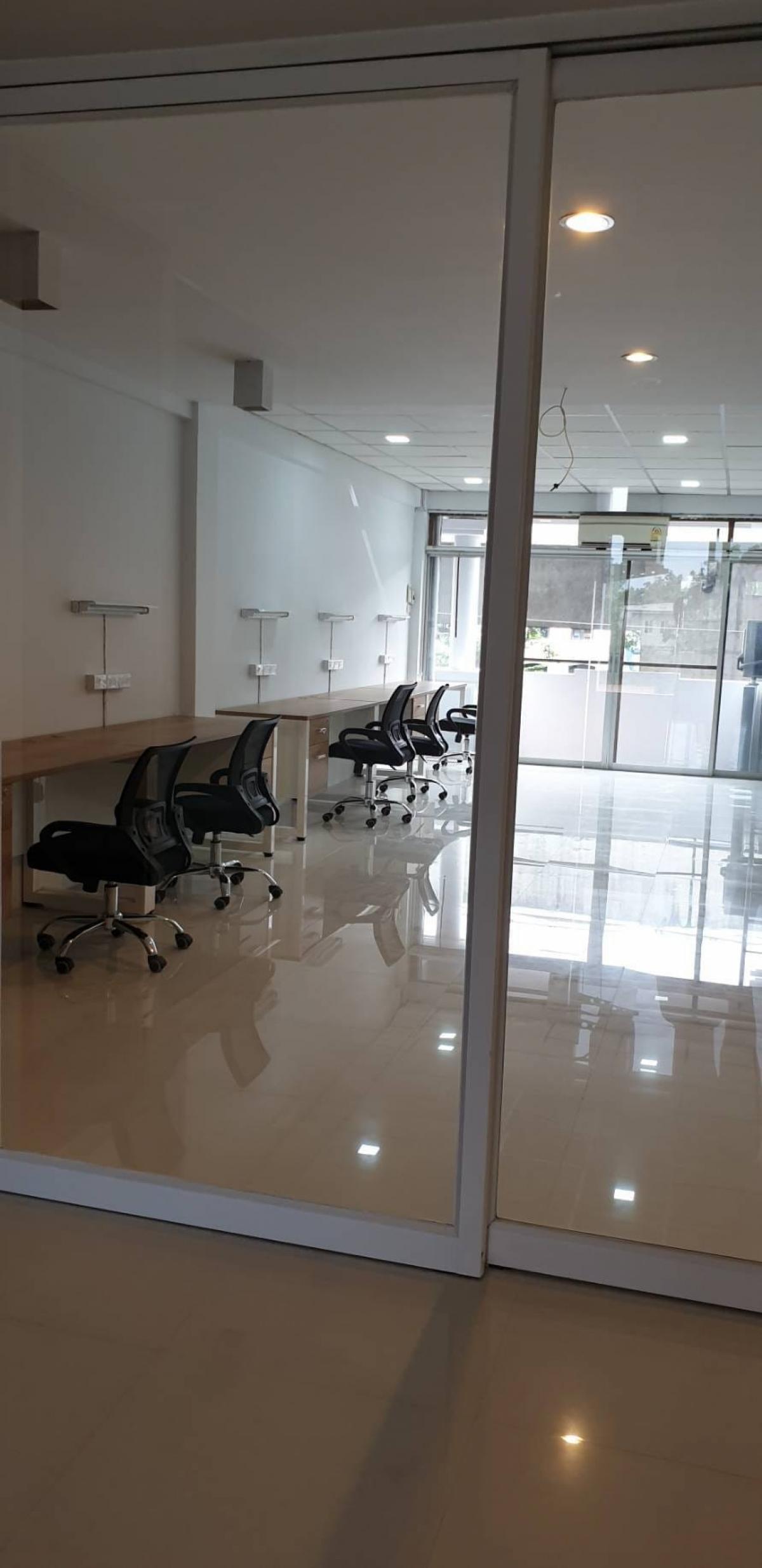 For RentOfficeRama9, Petchburi, RCA : 28/02/2026, Beautiful house with 4 bedrooms, area 400 sq m, in the heart of Rama 9 zone, with work space at home. 
Can be rented or bought Prices start at only 60,000 baht/month and only 14 million baht!