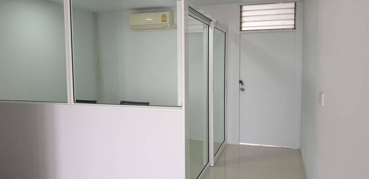 For RentOfficeRama9, Petchburi, RCA : 28/02/2026, Beautiful house with 4 bedrooms, area 400 sq m, in the heart of Rama 9 zone, with work space at home. 
Can be rented or bought Prices start at only 60,000 baht/month and only 14 million baht!