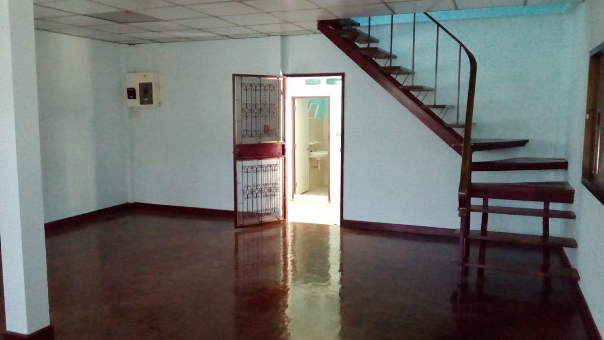 ขายบ้านนวมินทร์ รามอินทรา : 28/02/2026, บ้านใหญ่ 4 ห้องนอน ย่านนวมินทร์ ใกล้แยกลาดพร้าว เพียง 6 ล้าน 
พื้นที่ใช้สอยกว้าง 250 ตร.ม. พร้อมที่ดิน 104 ตร.ว. ตอบโจทย์ทุกไลฟ์สไตล์