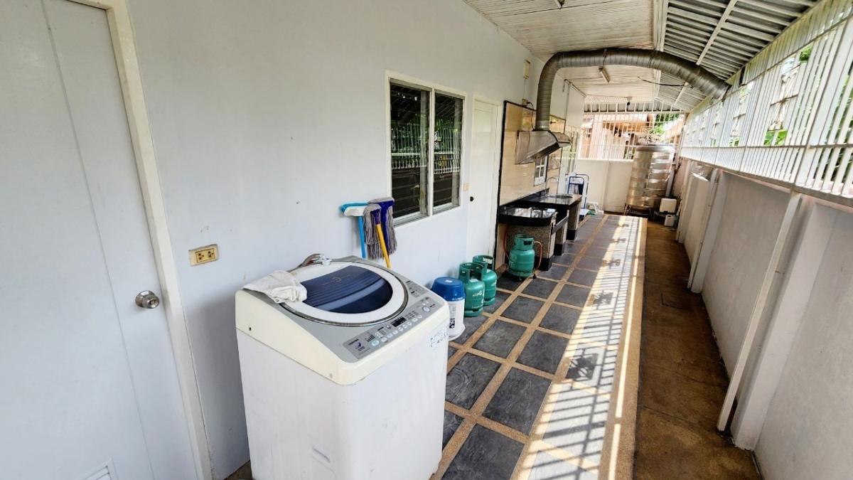 ขายบ้านเกษตร นวมินทร์ ลาดปลาเค้า : 28/02/2026, บ้านเดี่ยว 5 ห้องนอน พร้อมเฟอร์ครบ ชวนชื่นลาดพร้าว ใกล้เซ็นทรัล 
เช่า 66,000 บาท/เดือน หรือขาย 16 ล้าน ย้ายเข้าอยู่ได้เลย!