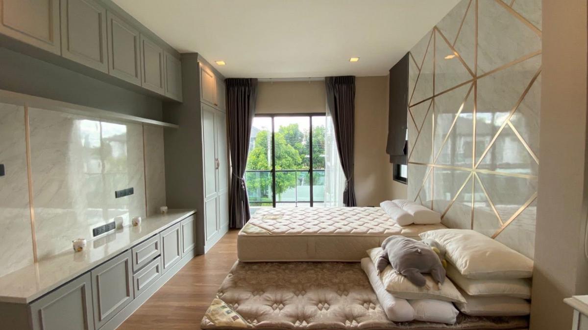 For SaleHouseSeri Thai, Ramkhamhaeng Nida : 28/02/2026, Beautiful detached house, 4 bedrooms, 3 bathrooms, ready to move in, Bangkok Boulevard, Ramindra. 
Wide area 215 sq m., near The Mall Bangkapi, free transfer!