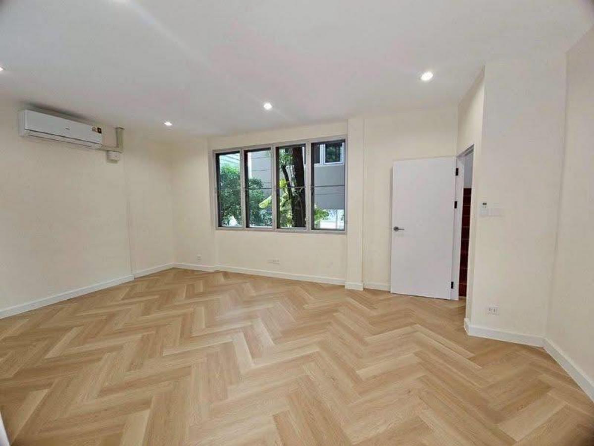 ขายบ้านอารีย์ อนุสาวรีย์ : 28/02/2026, บ้านหรู 5 ห้องนอน ติดถนนใหญ่ใจกลางพื้นที่ Mochit 
ลงทุนหรืออยู่อาศัย ลงตัวทุกไลฟ์สไตล์ บนที่ดิน 51 ตร.วาฯ