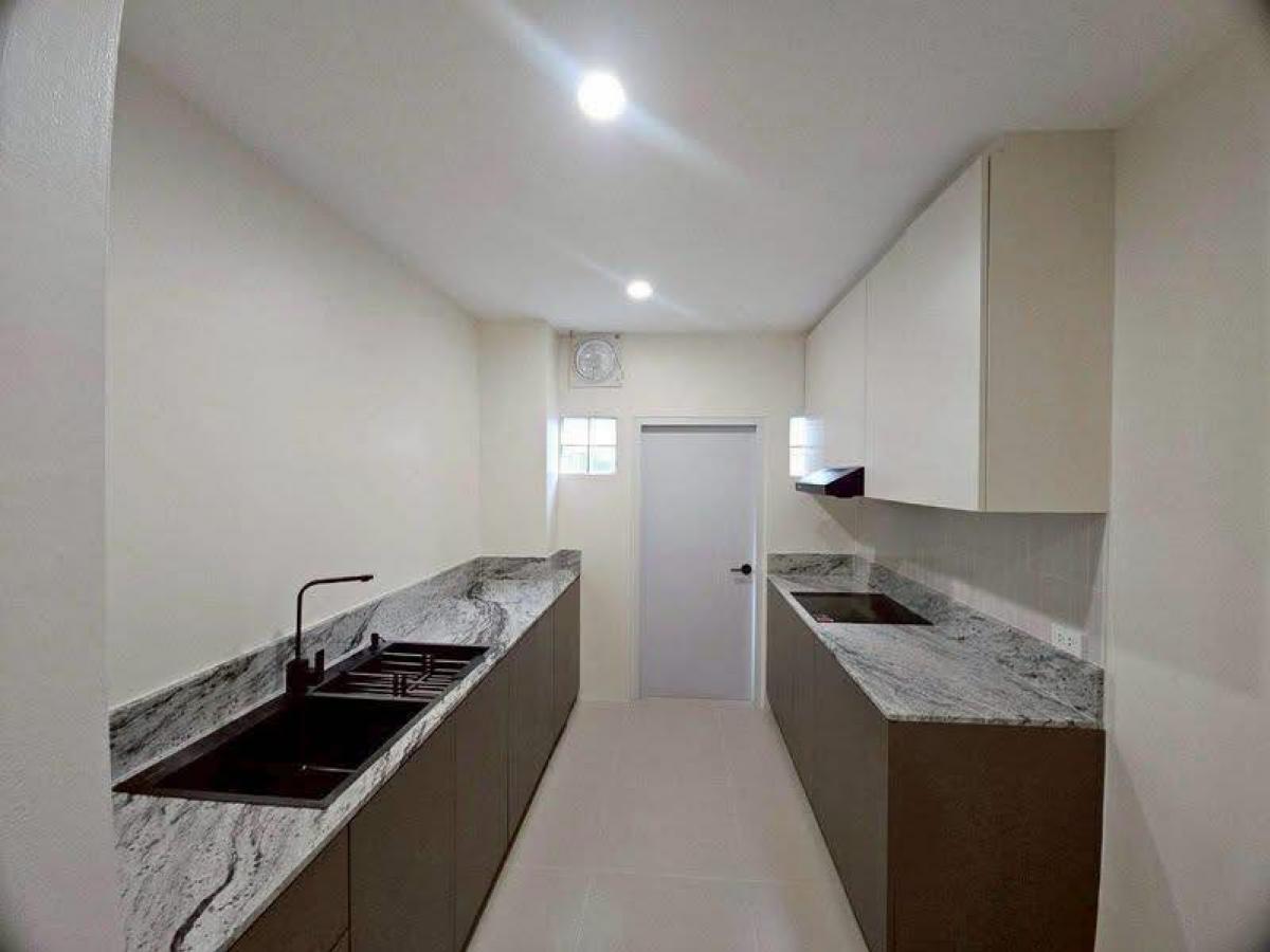 ขายบ้านอารีย์ อนุสาวรีย์ : 28/02/2026, บ้านหรู 5 ห้องนอน ติดถนนใหญ่ใจกลางพื้นที่ Mochit 
ลงทุนหรืออยู่อาศัย ลงตัวทุกไลฟ์สไตล์ บนที่ดิน 51 ตร.วาฯ