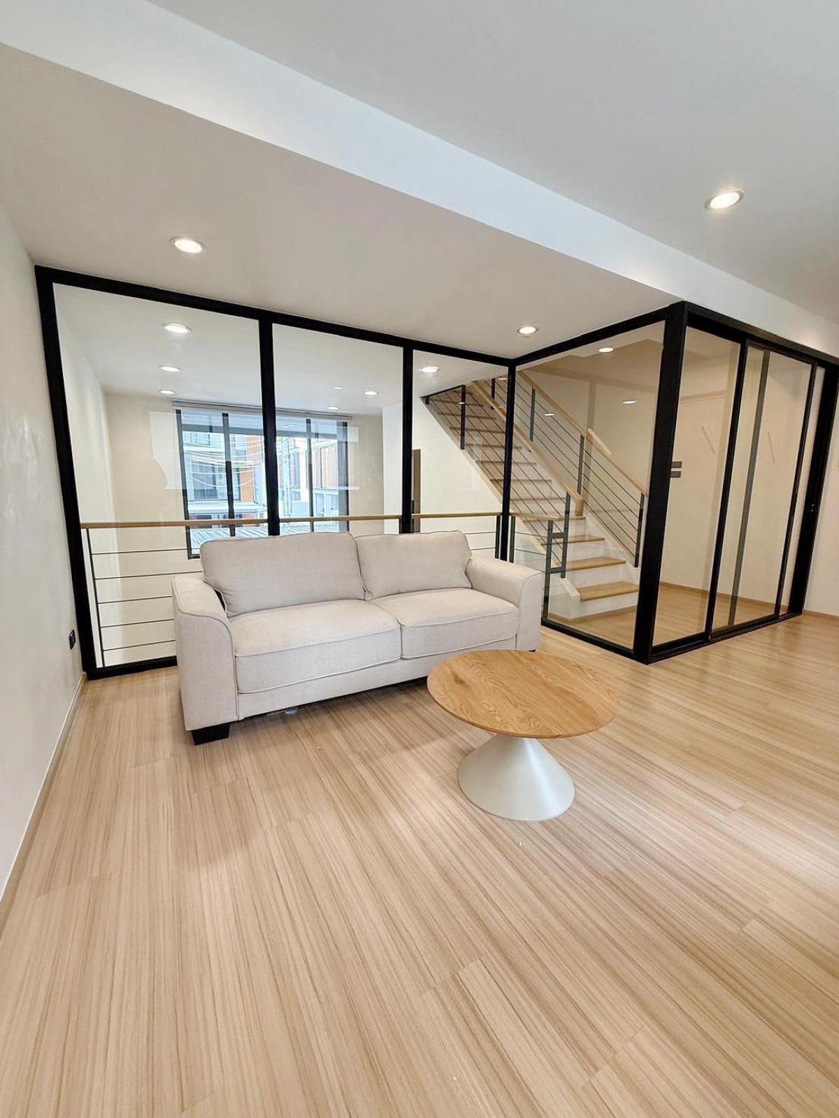 For SaleTownhomePattanakan, Srinakarin : 28/02/2026, Luxury house, 3 bedrooms, with a wide area of 210 sq m., in the heart of Pattanakarn. Rent 65,000 baht/month, selling for 11.5 million, great price!