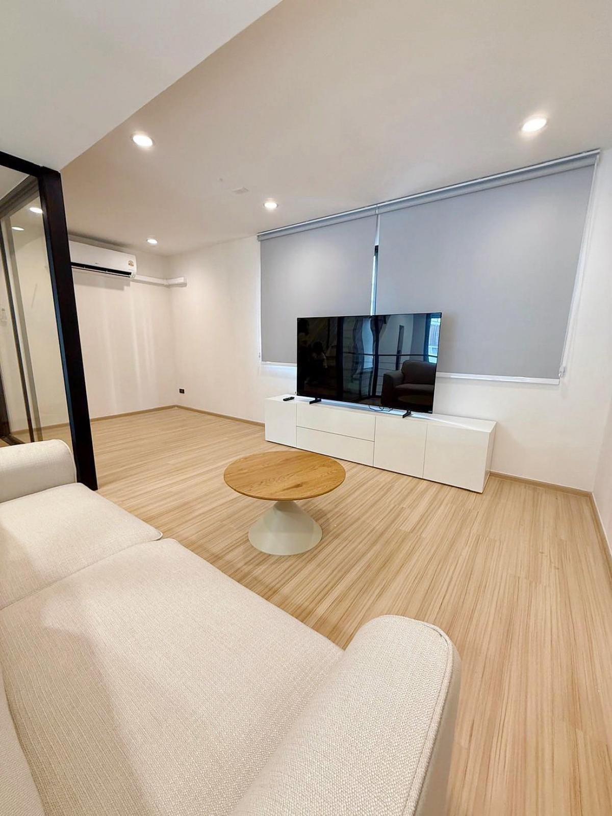 For SaleTownhomePattanakan, Srinakarin : 28/02/2026, Luxury house, 3 bedrooms, with a wide area of 210 sq m., in the heart of Pattanakarn. Rent 65,000 baht/month, selling for 11.5 million, great price!